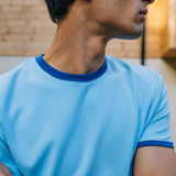 T-shirt Brando, bleu ciel à col contrastant